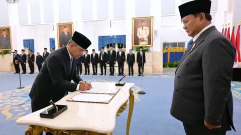 Presiden Prabowo Subianto melantik Suahasil Nazara sebagai Menteri Keuangan