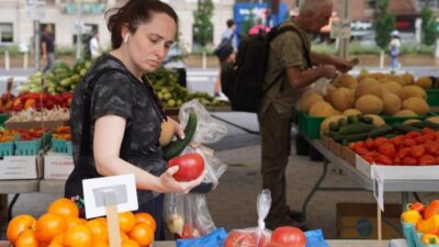 Sejumlah orang berbelanja di sebuah pasar di New York, Amerika Serikat, pada 21 Agustus 2026. (Xinhua/Zhang Fengguo)
