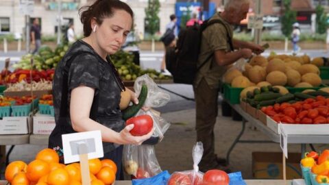 Sejumlah orang berbelanja di sebuah pasar di New York, Amerika Serikat, pada 21 Agustus 2026. (Xinhua/Zhang Fengguo)