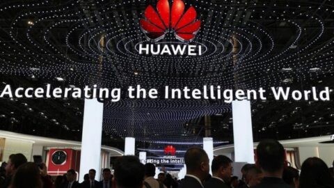 Orang-orang mengunjungi stan Huawei dalam ajang Mobile World Congress (MWC) 2025 di Barcelona, Spanyol, pada 3 Maret 2025. (Xinhua/Zhao Dingzhe)