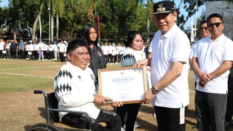 Wakil Gubernur Sulawesi Utara Victor Mailangkay menyerahkan sertifikat penghargaan pada peringatan Haornas 2026