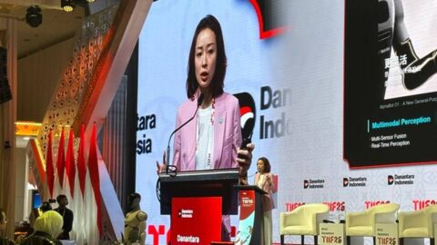 Wakil Presiden Pasar Global AI² Robotics Kristine Mo memberikan pemaparan tentang kerja sama robotika dengan mitra lokal Indonesia.