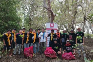 Selamatkan Mangrove di Bunaken, Alfamidi dan KMPA Tansa Angkut 25 Kg Sampah