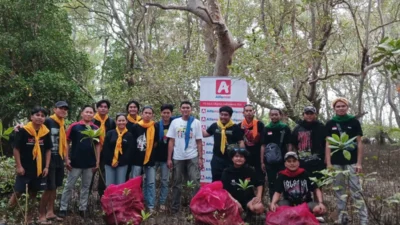 Selamatkan Mangrove di Bunaken, Alfamidi dan KMPA Tansa Angkut 25 Kg Sampah