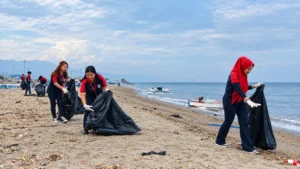 Alfamidi, Pemuda Muslim, dan BKPRMI Angkut 125 Kg Sampah Plastik di Manado