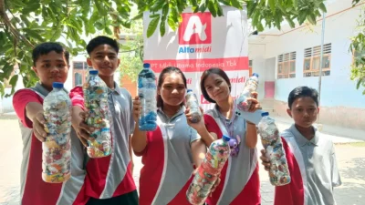 Alfamidi dan BSIL Ajarkan Siswa SMP Olah Sampah Plastik Jadi Ecobrick