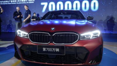 Foto yang diabadikan pada 28 Mei 2026 ini memperlihatkan upacara keluarnya kendaraan ketujuh juta yang diproduksi oleh BMW Brilliance Automotive (BBA) di Shenyang, Provinsi Liaoning, Tiongkok timur laut. (Xinhua/Pan Yulong)