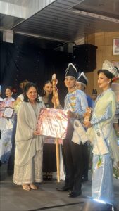 Ellen Honandar Sondakh Sematkan Selempang, Nando Podu-Sanaya Desa Jadi Putra-Putri Bitung 2026