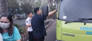 Lindugi Warga dari Kabut Asap, RGK dan ABPEDNAS Bitung Bagikan 500 Dos Masker