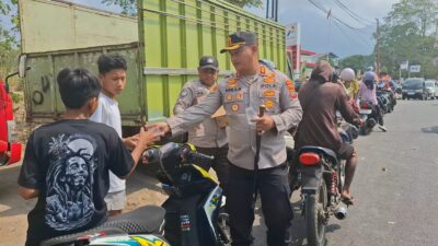 Kapolres Bitung Turun Langsung Pantau Antrean BBM, Warga Diberi Air Mineral