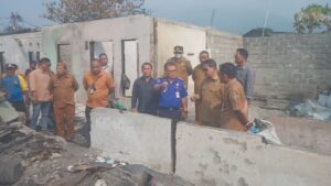 Wali Kota Hengky Honandar Turun ke Lokasi Kebakaran Pateten Satu, Bantuan untuk Korban Disiapkan