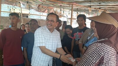 Haji Olan Ulurkan Bantuan Pribadi untuk Korban Kebakaran Pateten Satu, Warga Terharu