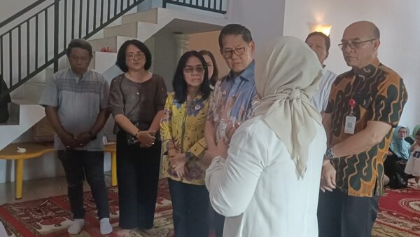 Suami Kadis DLH Bitung Tutup Usia, Wali Kota Hengky Honandar dan Ellen Honandar Melayat