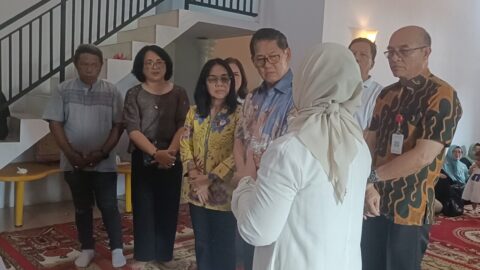 Suami Kadis DLH Bitung Tutup Usia, Wali Kota Hengky Honandar dan Ellen Honandar Melayat