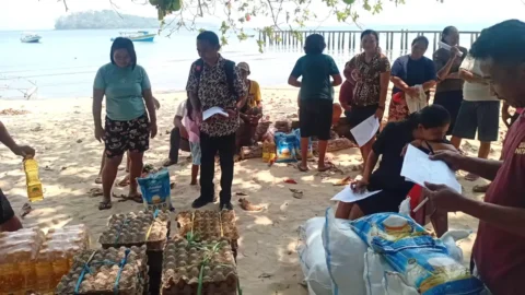 Pasar Murah Pemkab Minut Masuk Desa Tambun, Warga Pulau Antusias Berbelanja