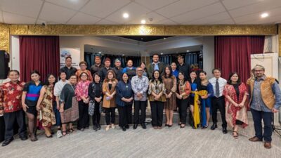 Foto bersama anggota Paduan Suara MSU, Dekranasda Sulut, KJRI Melbourne, KSD Australia bersama para tamu.