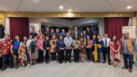 Foto bersama anggota Paduan Suara MSU, Dekranasda Sulut, KJRI Melbourne, KSD Australia bersama para tamu.