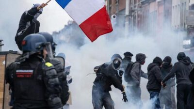 Pengunjuk rasa terlihat di Lille, Prancis, pada 24 Oktober 2026. Sekitar 410.000 orang ikut serta dalam gelombang baru aksi unjuk rasa di seantero Prancis pada Sabtu (24/10), lapor saluran berita BFM TV, mengutip Kementerian Dalam Negeri Prancis. (Xinhua/Sebastien Courdji)
