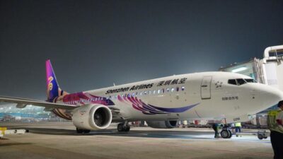 Pesawat Shenzhen Airlines dengan nomor penerbangan ZH161 tiba di Bandara Internasional Soekarno-Hatta di Tangerang, Banten, pada Selasa (20/10). (Dokumentasi: Kemenpar)