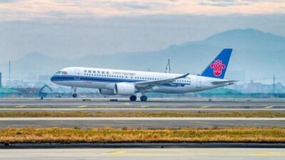 Sebuah pesawat jet penumpang C919 yang dioperasikan China Southern Airlines lepas landas dari Bandar Udara Internasional Baiyun Guangzhou di Provinsi Guangdong, Tiongkok selatan, pada 14 Januari 2025. (Xinhua/Wang Ruiping)