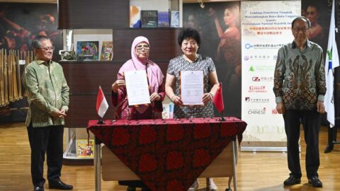 Upacara serah terima buku-buku dari penerbit Tiongkok kepada Perpustakaan Nasional (Perpusnas) Republik Indonesia digelar di Jakarta pada 3 Oktober 2026. (Xinhua/Zulkarnain)