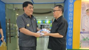 Pdt Lucky Rumopa Serahkan Buku Sulut Laboratorium Keharmonisan kepada Gubernur Yulius Selvanus