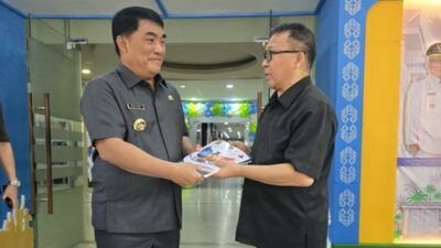Gubernur Yulius Selvanus bersama Pdt Lucky Rumopa, M.Th, Kamis (1/10/2026)