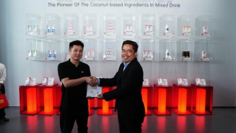 Foto dokumentasi ini menampilkan Staf Khusus Menteri Transmigrasi Yoyo A. Budiyanto (kanan) mengunjungi pabrik Zhejiang FreeNow Food Co., Ltd. atau FreeNow di Tongxiang, Provinsi Zhejiang, Tiongkok.. (Kementerian Transmigrasi RI)