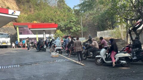 Antrean sepeda motor untuk membeli BBM Pertalite di salah satu SPBU di Kota Manado, Sulawesi Utara, Oktober 2026.