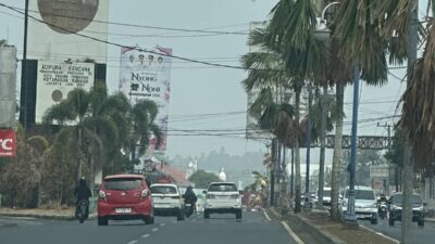 Pemandangan di kejauhan yang biasanya tampak hijau kini diselimuti asap karhutla di Mapanget, Manado, Rabu (14/10/2026).