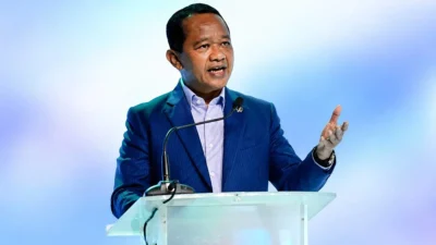 Bahlil Lahadalia, Ketua Umum Partai Golkar dan Menteri ESDM, berbicara di podium. Survei IPO mencatat popularitasnya mencapai 70,4 persen.