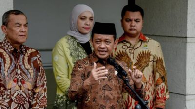 Bahlil Lahadalia, Menko Hiltrans merangkap Menteri ESDM, menyampaikan keterangan pers tentang stok BBM nasional dan distribusi di Kementerian ESDM Jakarta.