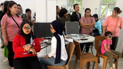 Warga mengikuti pemeriksaan mata dalam bakti sosial KKK, YAMI, dan GKMI di Rusunawa Penggilingan, Jakarta Timur.