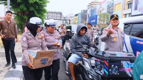 Wakapolda Sulut Brigjen Pol Susetio Cahyadi bersama PJU Polda Sulut memantau antrean kendaraan pengisian BBM di SPBU Manado.