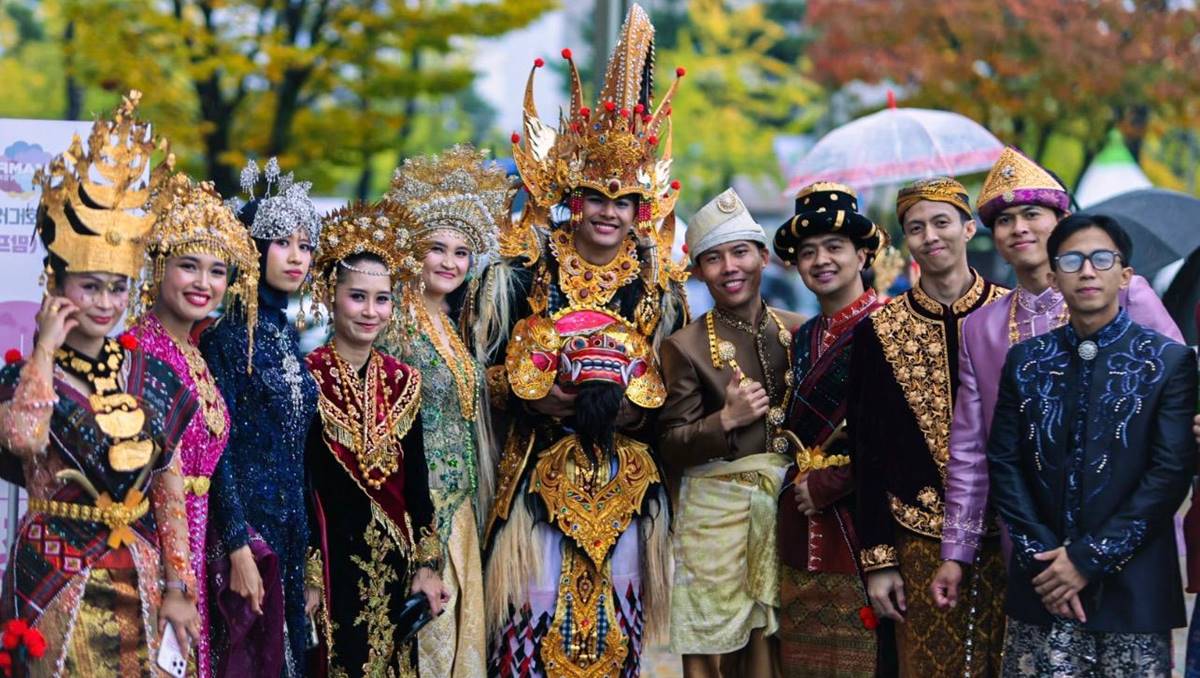 Delegasi Indonesia mengenakan busana tradisional Nusantara dalam Migrants Arirang Multicultural Festival MAMF 2026 di Korea Selatan.