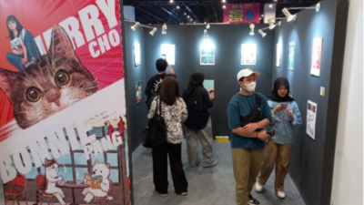Para pengunjung melihat-lihat salah satu galeri di Paviliun Hong Kong dalam festival budaya pop Indonesia Comic Con 2026 di Jakarta International Expo (JIExpo) Kemayoran, Jakarta, pada 4 Oktober 2026. (Xinhua/Hanif Rusli)