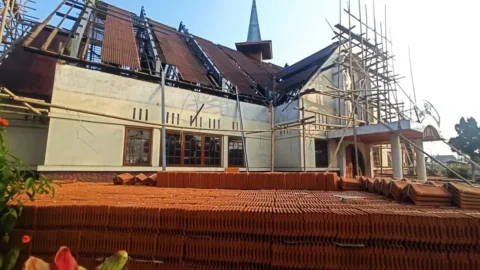 Genteng untuk renovasi atap Gedung GMIM Schwarz Sentrum Langowan di Minahasa.