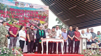 Fransiscus E. Manumpil mewakili Gubernur Yulius Selvanus bersama pimpinan GMIM dan panitia HUT ke-64 P/KB Sinode GMIM di Tondano.