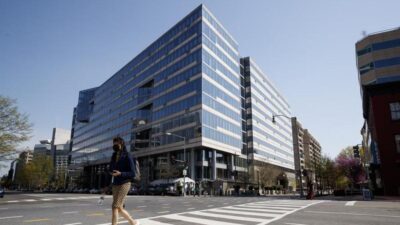 Foto yang diabadikan pada 6 April 2021 ini menunjukkan eksterior kantor pusat Dana Moneter Internasional (IMF) di Washington DC, Amerika Serikat. (Xinhua/Ting Shen)