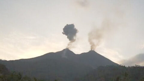 Gunung Karangetang Lontarkan Material Pijar hingga 700 Meter, Ratusan Gempa Terekam dalam Sehari