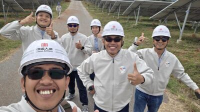 Swafoto ini menunjukkan karyawan dari PT Datang DSSP Power Indonesia saat sedang mengunjungi Pembangkit Listrik Fotovoltaik Laoyingyan di wilayah Binchuan, Provinsi Yunnan, Tiongkok barat daya. (Xinhua)