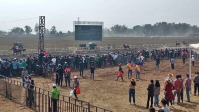 Aksi kuda pacu dan joki dalam Kejurnas Pacuan Kuda PORDASI ke-60 Seri II 2026 di Maesa Tompaso, Minahasa, Sabtu 24 Oktober 2026.