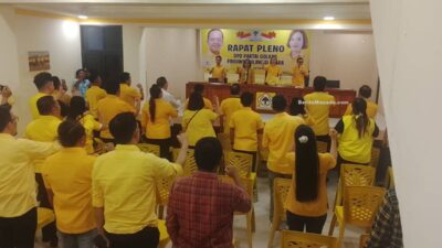 Michaela Elsiana Paruntu memimpin rapat pleno DPD Golkar Sulut bersama Aditya Moha dan Inggried Sondakh di Manado.