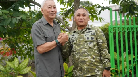 Pangdam XIII/Merdeka Temui Sesepuh TNI, Kenang Pengabdian untuk Bangsa