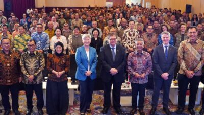 Airlangga Hartarto bersama Penny Wong dan pejabat Indonesia-Australia dalam peluncuran PROSPERA Fase II untuk memperkuat reformasi ekonomi Indonesia.