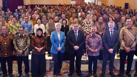 Airlangga Hartarto bersama Penny Wong dan pejabat Indonesia-Australia dalam peluncuran PROSPERA Fase II untuk memperkuat reformasi ekonomi Indonesia.