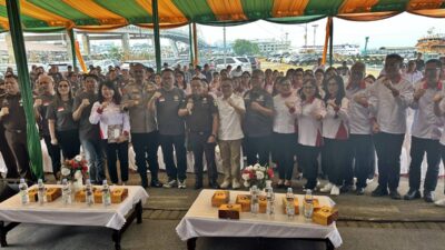 Foto bersama Plt Kajati Sulut Fery Tas, Richard Sualang, dan pengurus ABPEDNAS, Srikandi Jaga Desa, serta ASLINMAS Kota Manado.