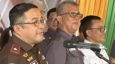 Kiri ke Kanan: Plt Kajati Sulut Dr. Fery Tas, Ketua ASLINMAS Sulut Brian Janny Waleleng dan Ketua DPD ABPEDNAS Sulawesi Utara, Senator Stefanus B.A.N. Liow (Foto BeritaManado.com)