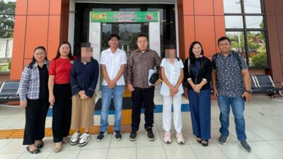 Tim penasihat hukum korban dan pihak terkait berfoto bersama di depan PN Amurang usai sidang praperadilan DI.