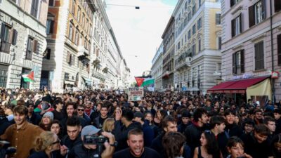 Para demonstran terlihat dalam aksi unjuk rasa antiperang di Roma, Italia, pada 24 Oktober 2026. (Xinhua/Wang Kaiyan)